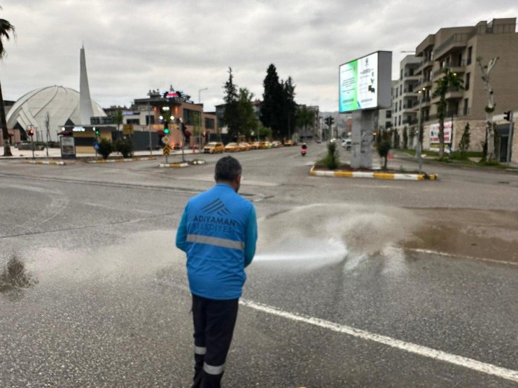 Yağış sonrası temizlik çalışmaları başladı