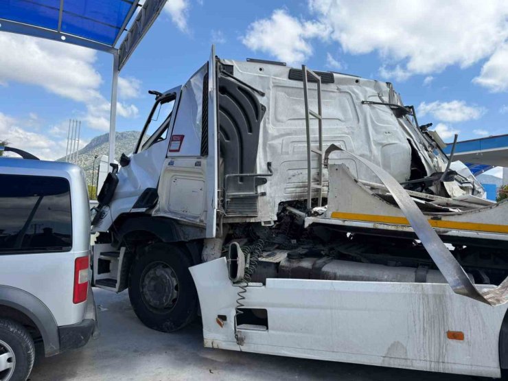 Burdur’da tır, kamyona çarptı: 1 yaralı