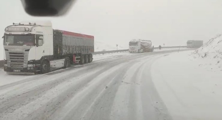 Kop Dağı’nda kar ve tipi ulaşımı zorlaştırdı