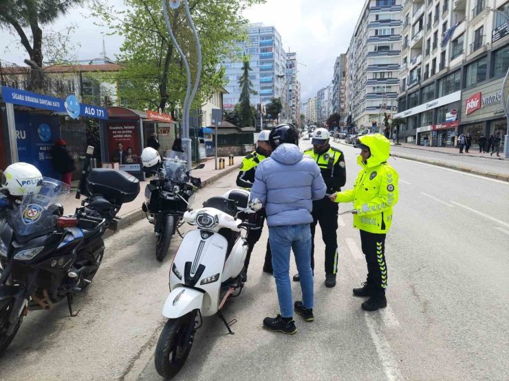 Trafik bilinci için lise önünde farkındalık etkinliği
