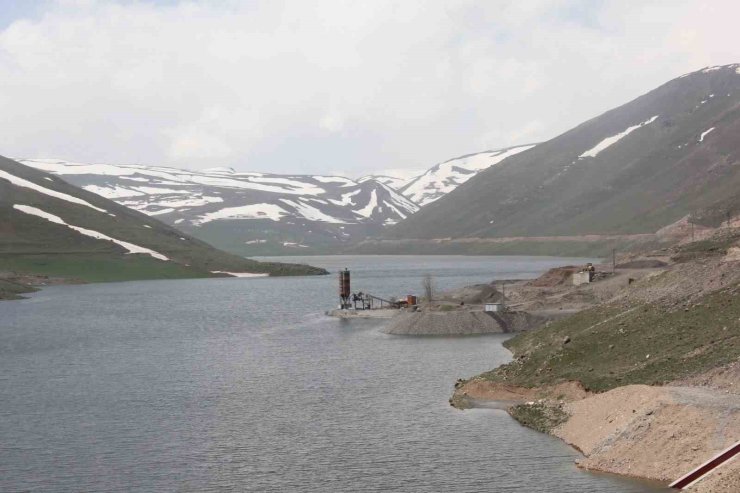 Su tutmaya başlayan Ünlendi Barajı çevresindeki köyler için 134 kilometrelik yeni yol yapılacak
