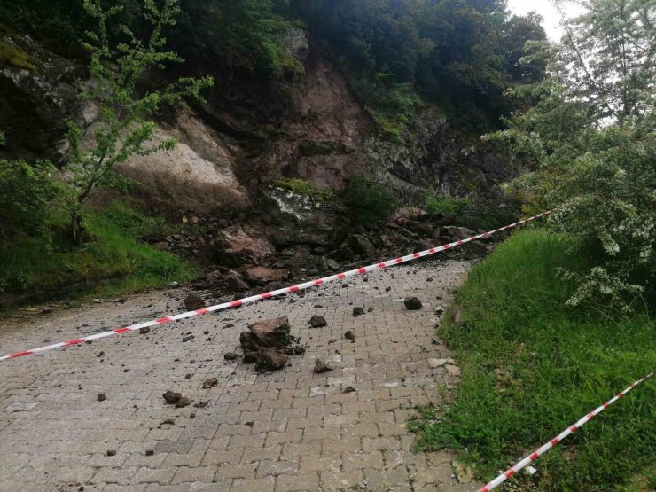 Niksar’da sağanak nedeniyle kaya parçaları yola düştü