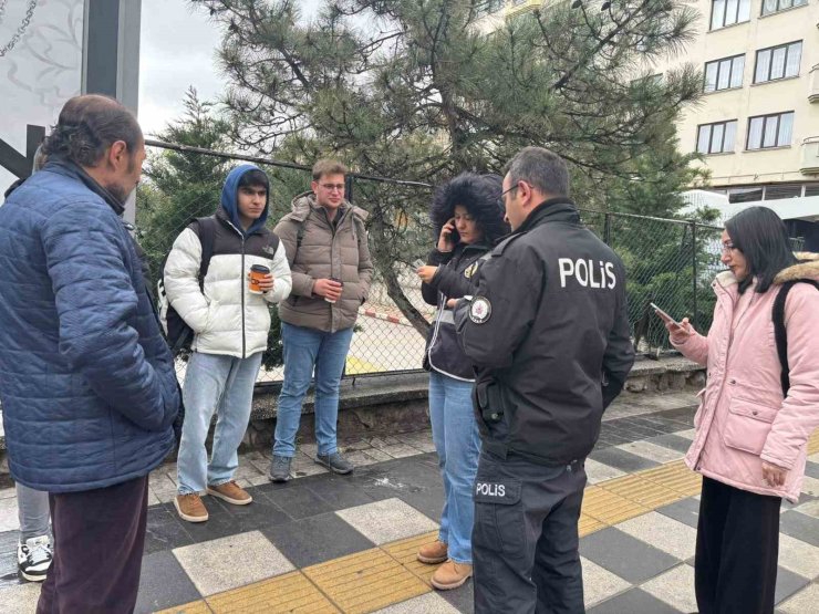 Polisten öğrencilerin yoğun olarak bulunduğu bölgelerde denetim