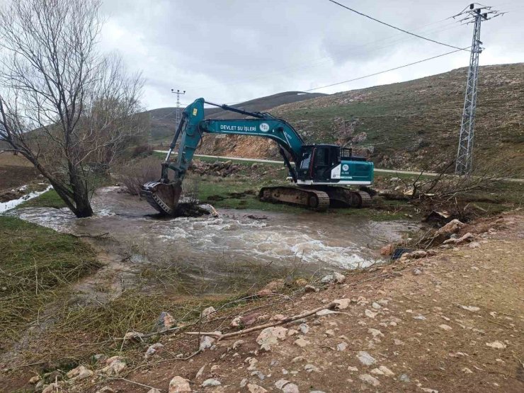 Bayburt’ta kar sularına karşı dere yataklarında önlem alındı