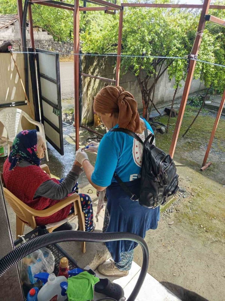 Erzin’de yaşlı vatandaşların evinde vefa temizliği gerçekleştiriliyor