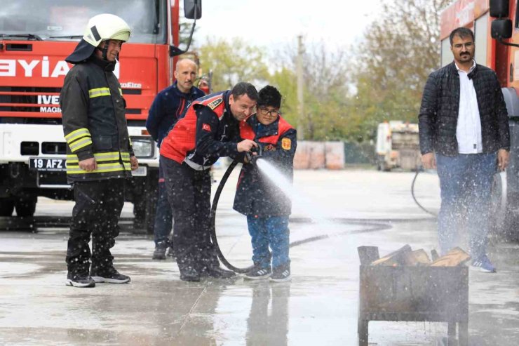 İtfaiye ekiplerinden özel bireylere yangın eğitimi