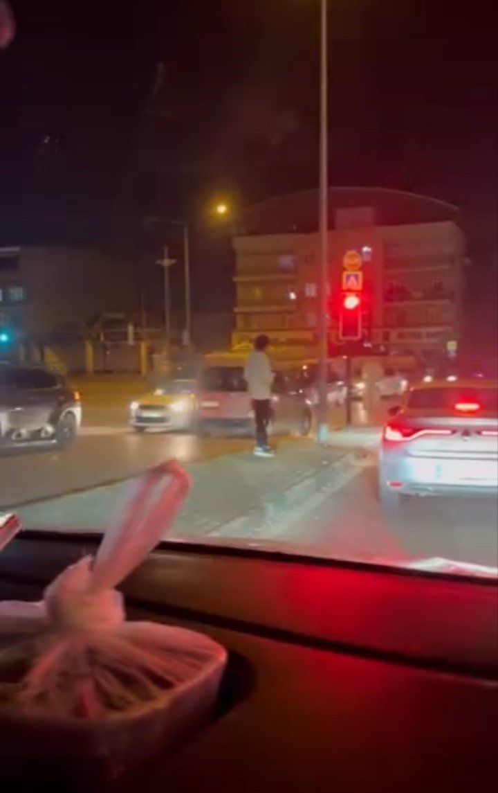 Bursa’da ters şeride giren hafif ticari araç trafiği tehlikeye attı