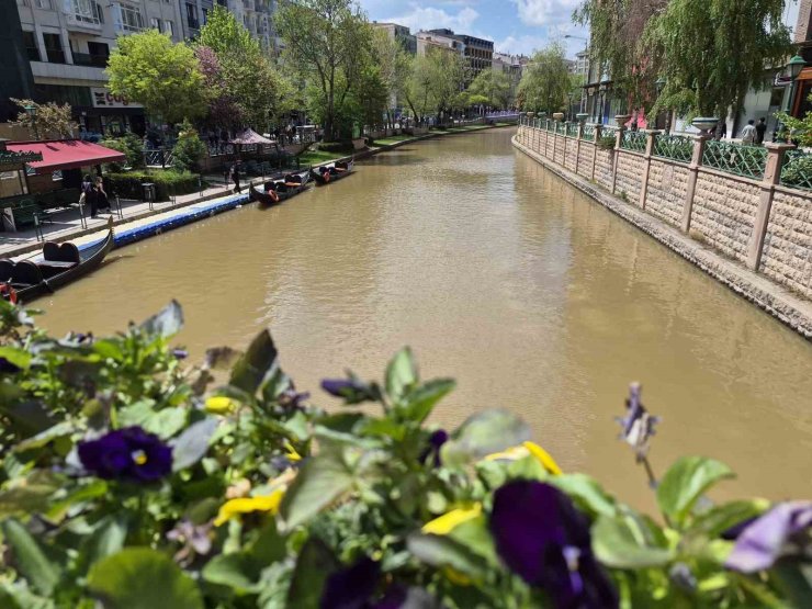 Porsuk Çayı kahverengiye döndü