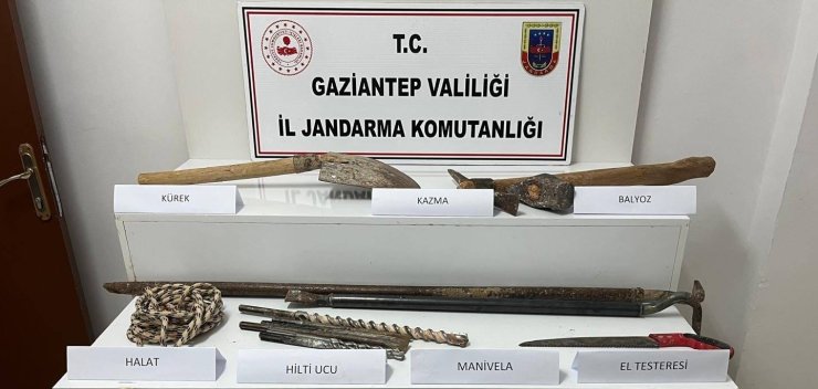 Gaziantep’te kaçak kazı yapan 2 şahsı jandarma yakaladı