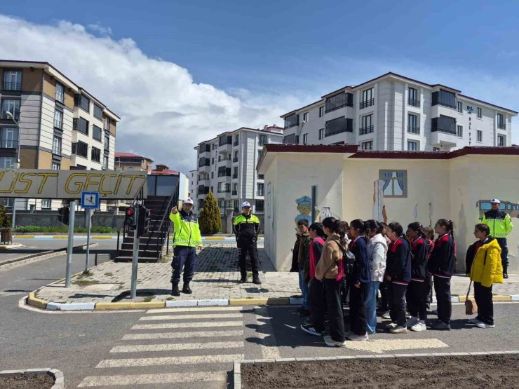Kars’ta öğrencilere uygulamalı eğitim verildi