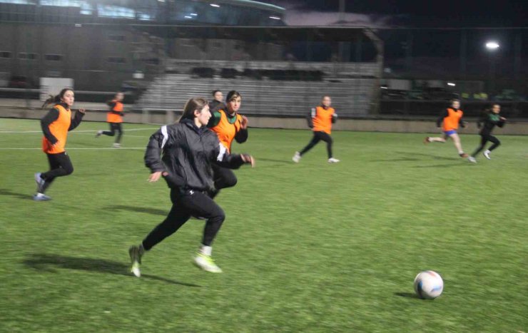 Erzurum’un ilk kadın futbol takımı, ilk profesyonel maçına çıkıyor