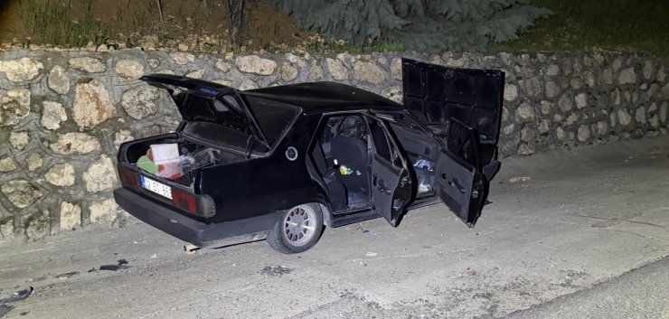 Alkollü sürücünün kullandığı otomobil, İstinat duvarına çarptı: 2 yaralı