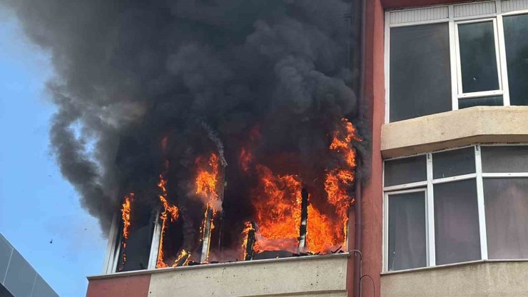 Aksaray’da korkutan yangın, daire alev alev yandı