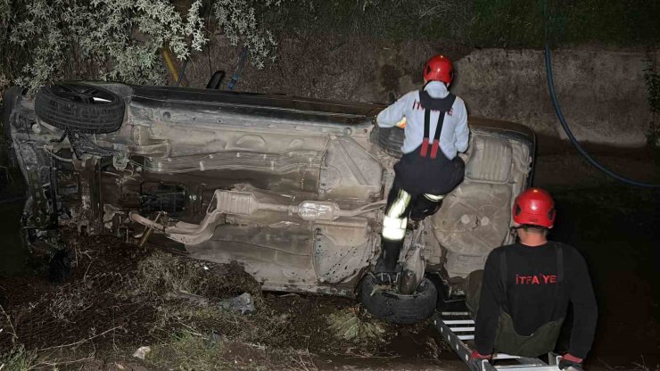 Aksaray’da sulama kanalına düşen araç ekipleri alarma geçirdi