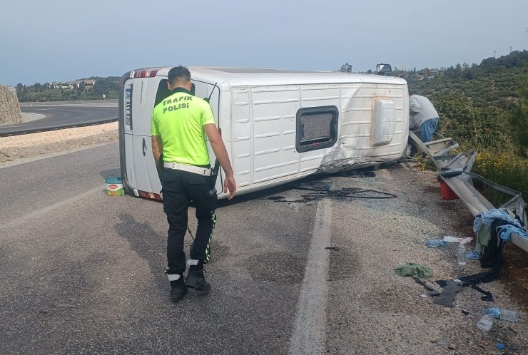 Otomobille çarpışan yolcu minibüsü yan yattı: 10 yaralı