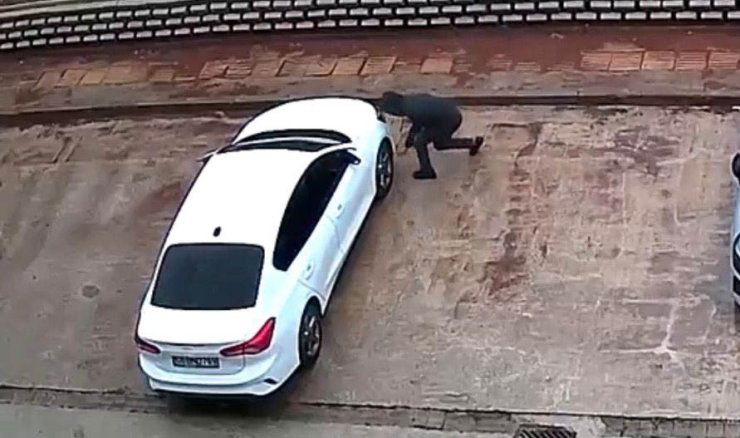 Gaziantep’te gündüz vakti park halindeki 2 aracın lastiği kesici aletle patlatıldı