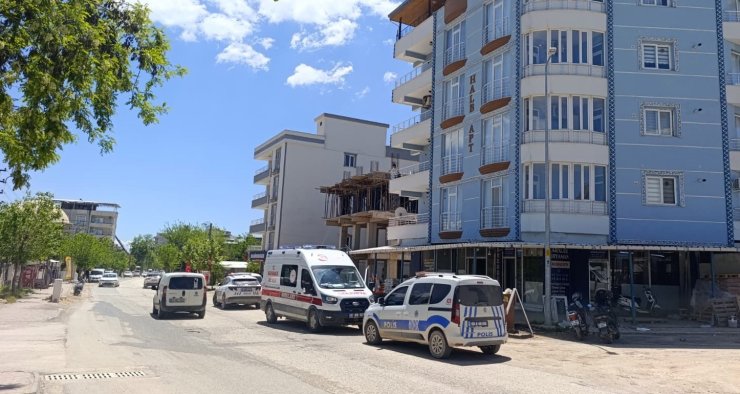 Balkona çıkan şahsı ekipler ikna ederek indirdi