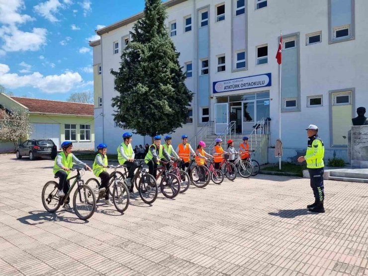 Trafik Haftasında öğrencilere uygulamalı eğitim