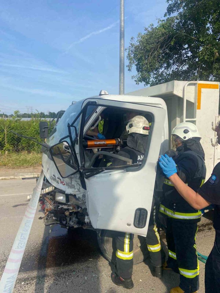 Antalya’da iki kamyonet çarpıştı: 2 yaralı