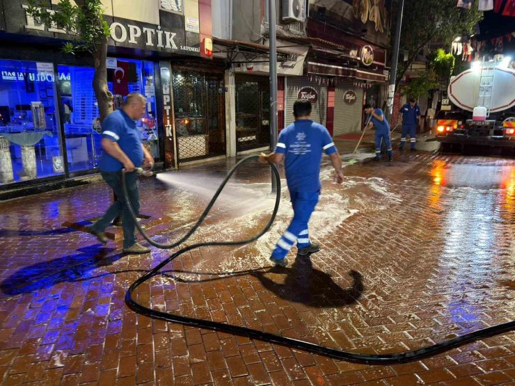 Nazilli Uzun Çarşı Büyükşehir ekipleriyle pırıl pırıl oldu
