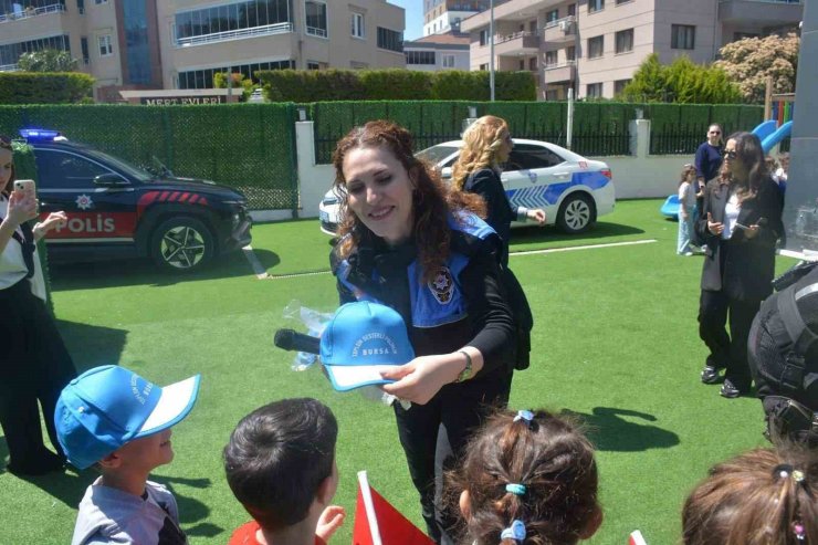 Bursa polisinden miniklere anlamlı ziyaret