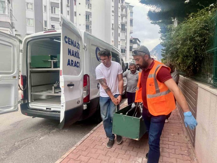 Antalya’da Kazakistan uyruklu kadın evinde ölü bulundu