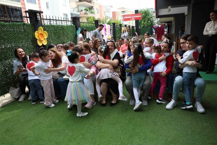 Miniklerden annelerine duygu dolu sürpriz