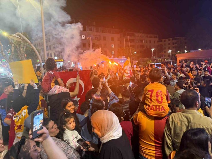 Galatasaray’ın şampiyonluğu Iğdır’da taraftarları sokağa döktü
