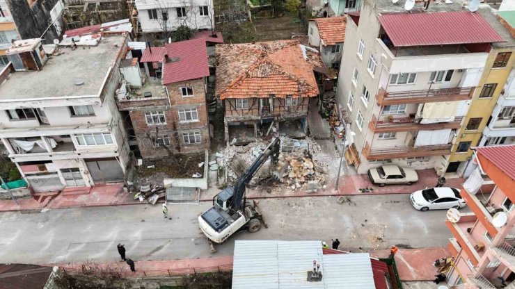 Tehlike oluşturan ve suç yuvasına dönen metruk binalar yıkılıyor