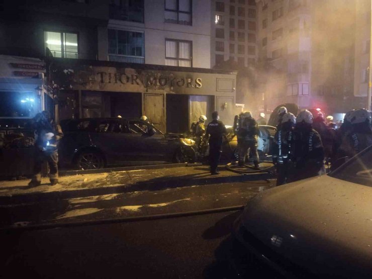 Kadıköy’de galeri önündeki park halindeki araçlar alev alev yandı