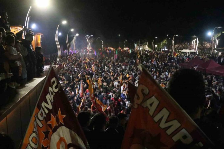 Bolulular meydanlarda Galatasaray’ın şampiyonluğunu kutladı