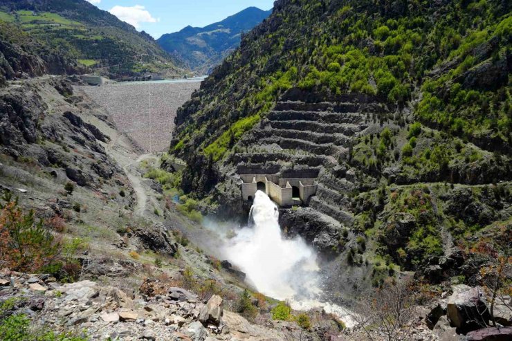 Gümüşhane’de barajlar doldu, tonlarca su tahliye edilmeye başlandı