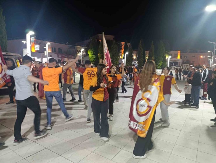 Selendi sarı-kırmızı renklere büründü