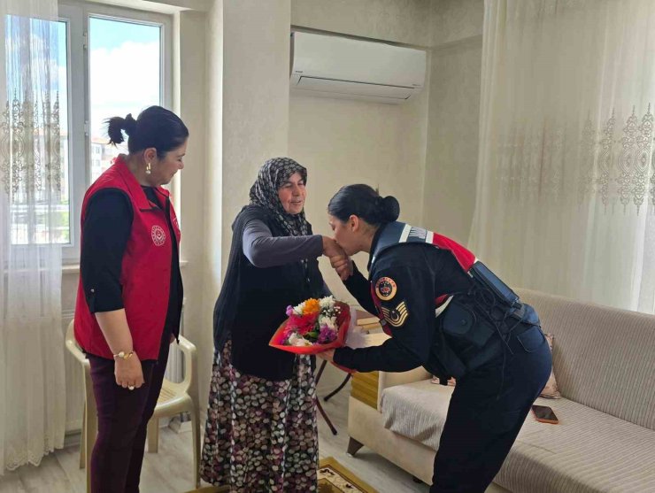 Jandarmadan şehit annelerine anneler gününde anlamlı ziyaret