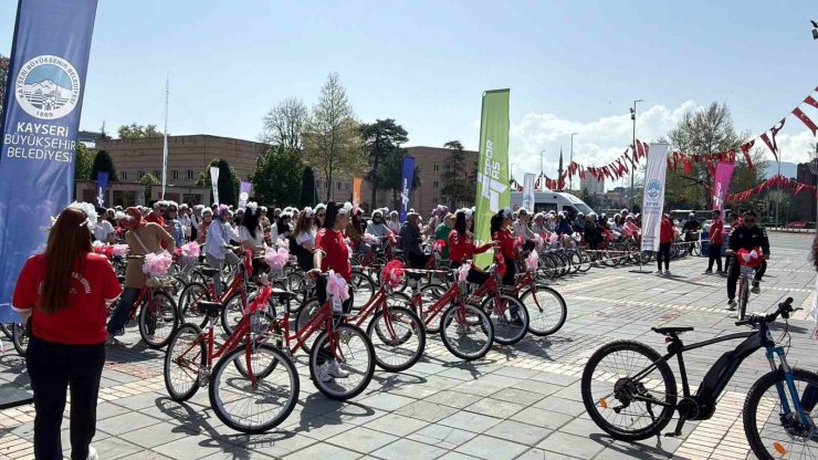 Yüzlerce anne Anneler Günü’nde pedalladı