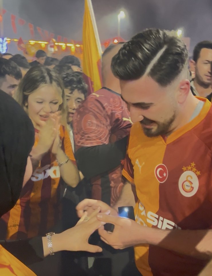 Şampiyonluk kutlamalarında evlilik teklifi sürprizi