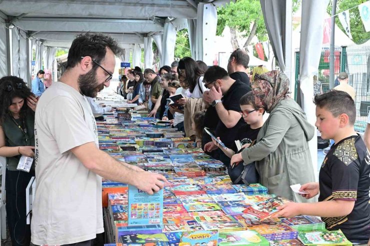 Manisa Kitap Fuarı yoğun ilgiyle devam ediyor