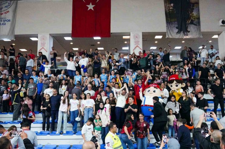 Turgutlu’nun sultanları şampiyonluğa bir adım daha yaklaştı