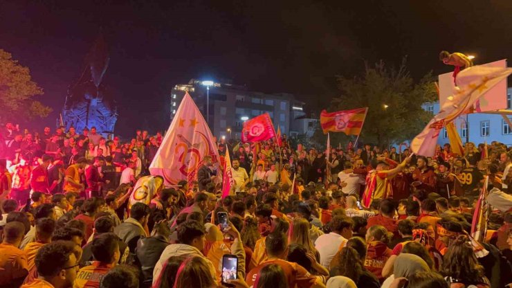 Şampiyonluğu garantileyen sarı-kırmızılılar Çanakkale sokaklarında şampiyonluk coşkusu yaşadı