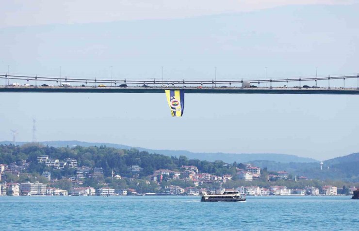 Euroleague şampiyonu olan Fenerbahçe’nin bayrakları köprülere asıldı