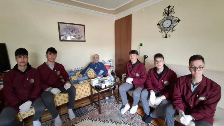 Bayburt’ta öğrenciler yaşlı vatandaşın ev işlerine destek oldu