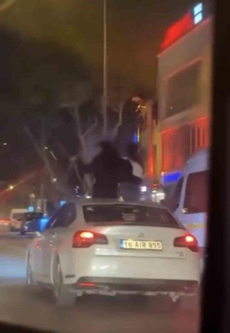 Bursa’da otomobilin tavanına oturdular : 25 bin TL ceza kesildi