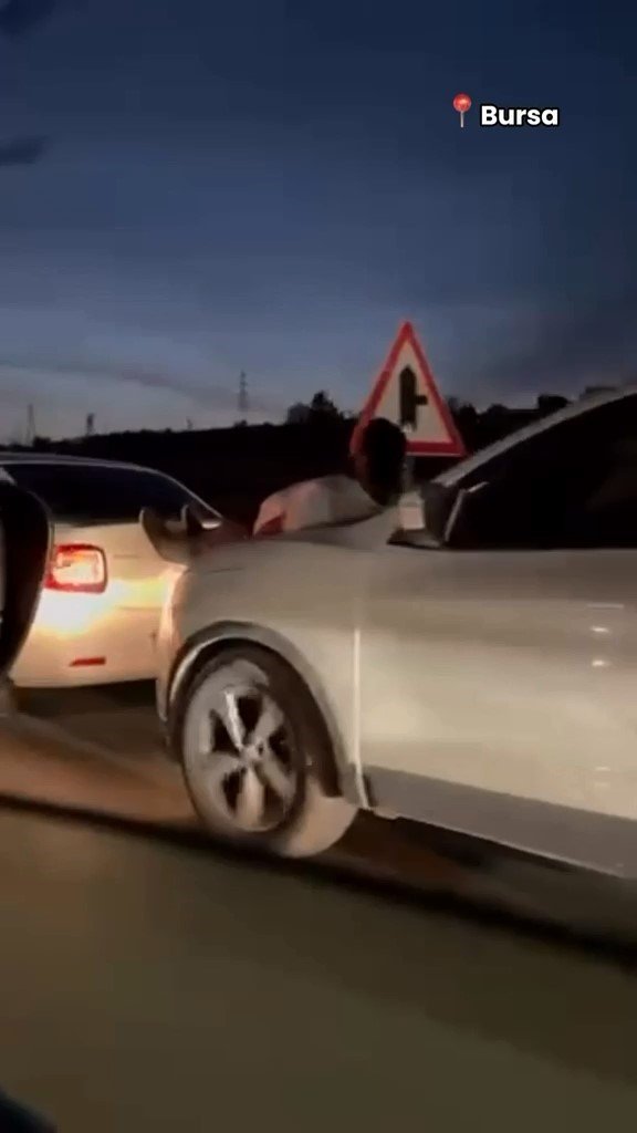 Araç çekmenin böylesi: Halat bulamayınca iki aracın arasına insan koydular