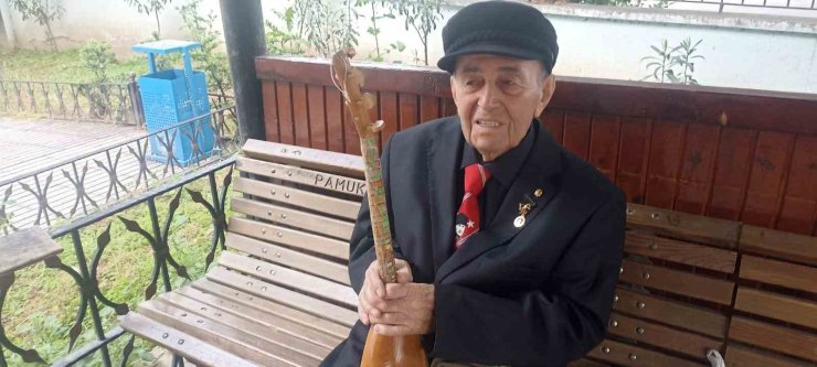Sanatın çınarı elinde curasıyla gençlere türküleri sevdiriyor