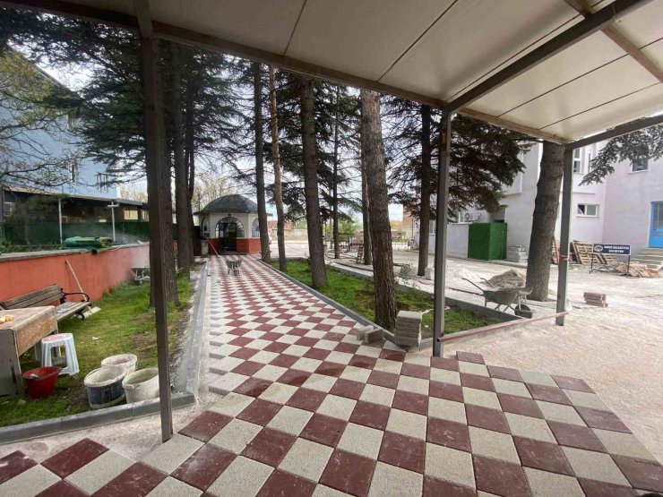 Oklubalı Mahallesi’ndeki okul duvarı ile cami bahçe ve çevre düzenleme çalışmaları tamamlandı