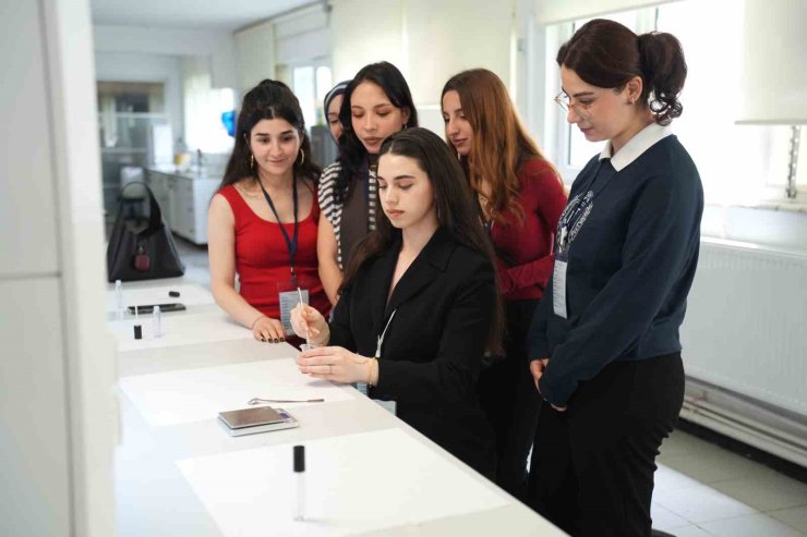 Geleceğin diş hekimleri ve eczacıları sektörün nabzını tuttu