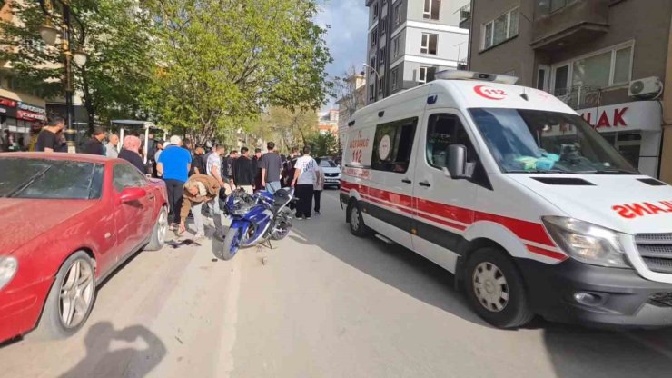Kütahya’da motosiklet yayaya çarptı: 2 yaralı