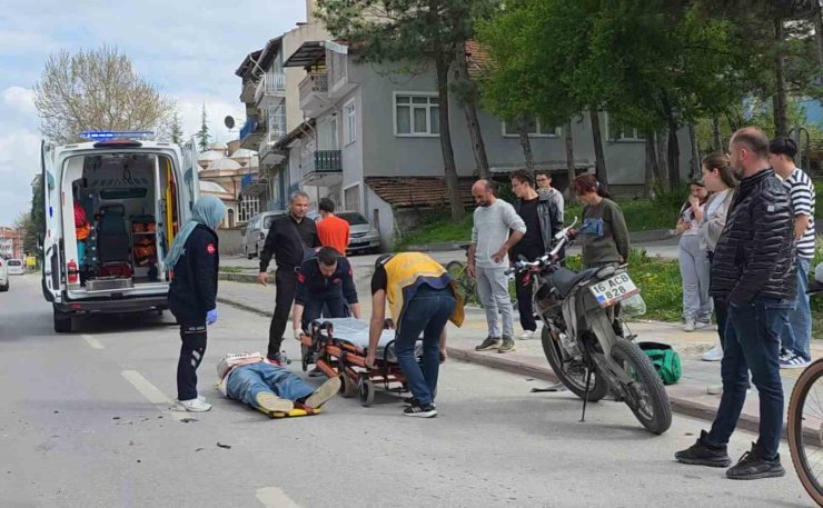 Kütahya’da yayaya yol vermek için duran otomobile motosiklet çarptı: 1 yaralı