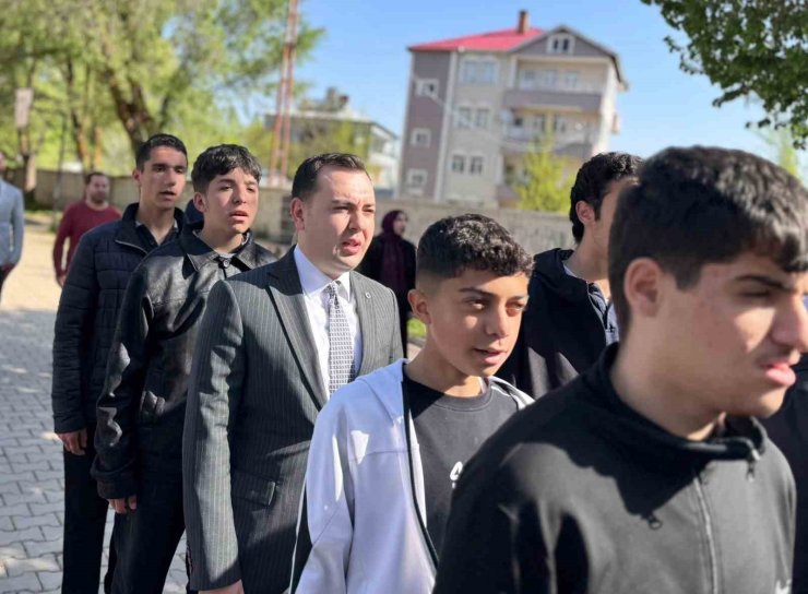 Kaymakam Güney, haftaya öğrencilerle başladı