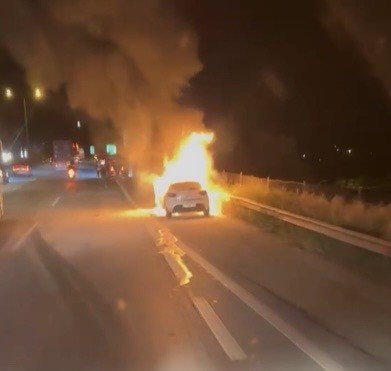 Osmaniye’de otoyolda seyir halindeki otomobil alev aldı
